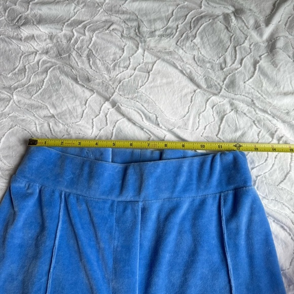 PrettyLittleThing Blue Velour Pants With Slit and Seam Detail - Picture 7 of 11